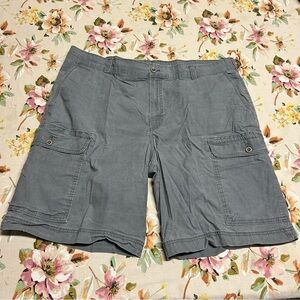 IZOD Cargo Shorts Size 40 Waist 10.5in  Inseam